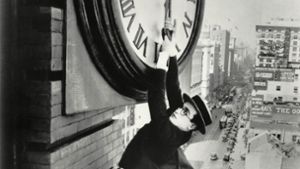 Der US-Stummfilmstar Harold Lloyd hängt an einem Uhrzeiger in der berühmten Filmszene „Safety Last“.  Am kommenden Sonntag, 28. März,  beginnt die Sommerzeit.Foto: imago/United Archives Foto:  
