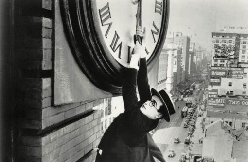 Der US-Stummfilmstar Harold Lloyd hängt an einem Uhrzeiger in der berühmten Filmszene „Safety Last“.  Am kommenden Sonntag, 28. März,  beginnt die Sommerzeit.Foto: imago/United Archives Foto:  