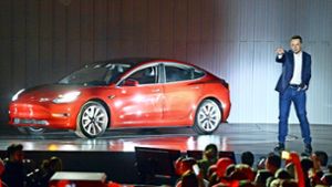 Tesla-Chef Elon Musk hat im Juli 2017 auf dem Fabrikgelände in Fremont den Foto: dpa