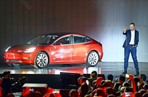 Tesla-Chef Elon Musk hat im Juli 2017 auf dem Fabrikgelände in Fremont den Foto: dpa