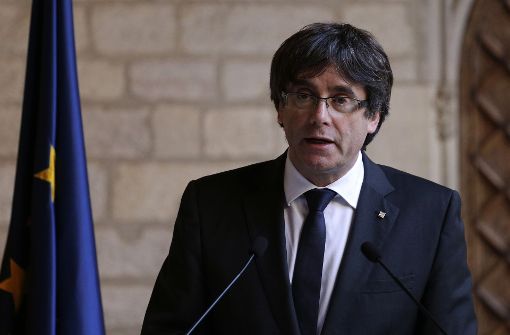 Der katalanische Regierungschef Carles Puigdemont gibt nun doch eine Erklärung zur Katalonienkrise ab. Foto: AP