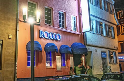 Die Fassadenfarbe der im Oktober 2019 eröffneten Bar Rocco am Leonhardsplatz ist ein Signal: Frisch und  fröhlich soll’s in der Altstadt zugehen. Doch die Stadt ist von der Farbe nicht begeistert. Das letzte Worte darüber ist noch nicht gesprochen. Foto: Lichtgut/Oliver Willikonsky