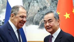 Der russische Außenminister Sergej Lawrow (l.) und sein chinesischer Amtskollege Wang Yi. Foto: Russian Foreign Ministry Press Service/AP/dpa