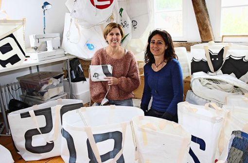 Clea Günther  und  Tanja Stetter  (r.) produzieren ihre „Sii Bags“ in ihrer Werkstatt in Heumaden. Foto: Caroline Holowiecki