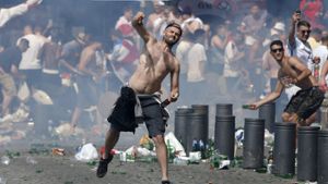 Die Hooligans in Marseille duellieren sich vor dem Spiel der Fußball-EM zwischen England und Russland. Foto: EPA