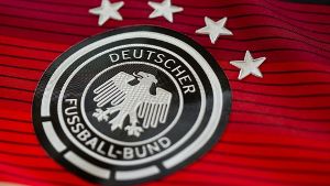 Das Logo des DFB ist auf dem offiziellen Trikot der Deutschen Fußball-Nationalmannschaft Foto: dpa