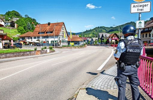Der beschauliche Ort Oppenau ist an diesem Montag wie ausgestorben. Ein Polizist sichert die Straße im Ortskern, während ein Großaufgebot  im umliegenden Wald nach einem Bewaffneten sucht. Foto: dpa/Philipp von Ditfurth