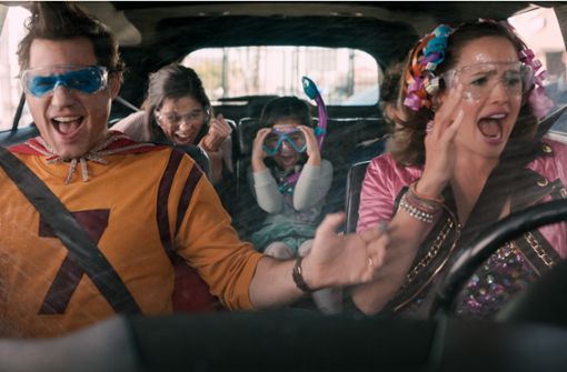 Mit offenen Fenstern durch die Waschstraße: Am „Yes Day“ übernehmen die Kinder die Regie. Foto: Netflix