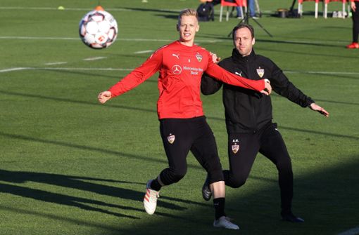 Timo Baumgartl (li./neben Co-Trainer Andreas Hinkel) hat das Training wieder voll aufgenommen. Foto: Baumann