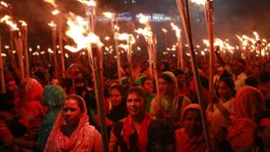 Arbeiter aus Textilfabriken versammeln sich anlässlich des Tages der Arbeit in der Hauptstadt Dhaka, Bangladesch (Archivbild). Seit einigen Jahren gibt es Diskussionen darüber, ob und wie weit deutsche Unternehmen haften sollen, falls Zulieferer zum Beispiel gegen Arbeitsrechte verstoßen. Foto: dpa/Suvra Kanti