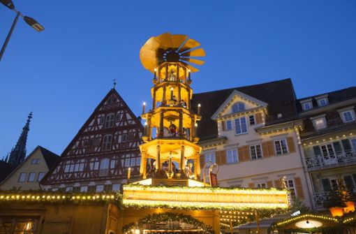 Stimmungsvolle Stände  vor einer  historischen Kulisse prägen den Esslinger  Weihnachtsmarkt. Foto: Horst Rudel/Horst Rudel