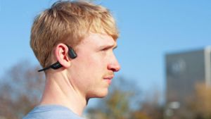 Musik hören und die Umwelt wahrnehmen: Mit Knochenschall-Kopfhörern ist beides möglich. Foto: Stiftung Warentest / Ralph Kaiser