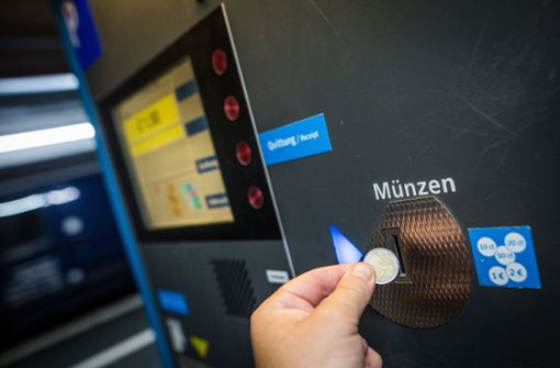 Schluss mit Münzen und Parkzetteln: In Ludwigsburg kann bald per Handy bezahlt werden. Foto: dpa