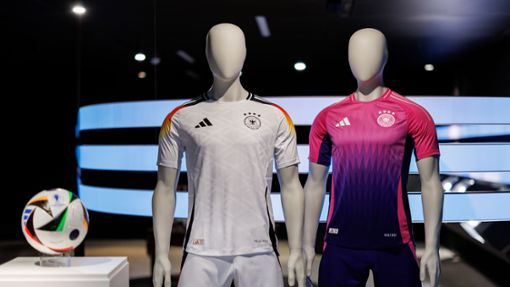 Die Trikots der deutschen Fußball-Nationalmannschaft für Heim-EM sind noch von Adidas. Foto: Daniel Karmann/dpa