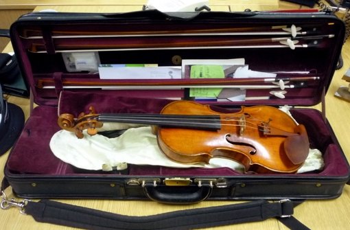 Eine wertvolle Geige ist wieder aufgetaucht. Der angeblich Bestohlene soll ein Schwindler sein. (Symbolbild) Foto: Bundespolizei