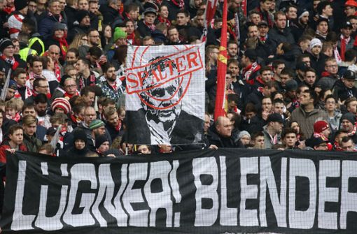 Die Fans des VfB Stuttgart äußerten während des Spiels gegen Borussia Mönchengladbach ihren Unmut. Foto: Pressefoto Baumann