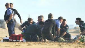 Australische Rettungskräfte versuchen das Leben von Ben Geering am Strand von Mandura (Westaustralien) zu retten. Der 29-jährige Surfer war von einem Weißen Hai angegriffen worden. Foto: AFP