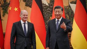 Bundeskanzler Olaf Scholz zusammen mit Chinas Präsident Xi Jinping in der Großen Halle des Volkes in Peking. (Archiv) Foto: Kay Nietfeld/dpa