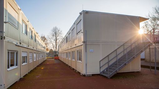 Seit mehr als vier Jahren wird an der Zollberg-Realschule in Containern unterrichtet. Jetzt sieht es so aus, als könnte das im Sommer 2026 ein Ende haben. Foto: Roberto Bulgrin
