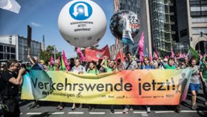 Seit Samstag demonstrieren IAA-Gegner in Frankfurt. Foto: epd/Michael Schick