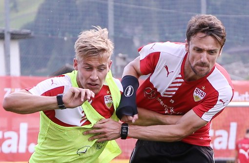 Mart Ristl (links) und Christian Gentner treten am Sonntagabend mit dem VfB Stuttgart gegen Viktoria Pilsen an.  Foto: Pressefoto Baumann
