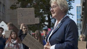 Theresia Bauer im September mit protestierenden Studierenden Foto: Lichtgut/Leif Piechowski