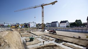 Baukräne wie die am  Steingauquartier prägen derzeit das Stadtbild in Kirchheim. Durch die vielen neuen Wohngebiete verändert die Stadt ihr Gesicht. Foto:  