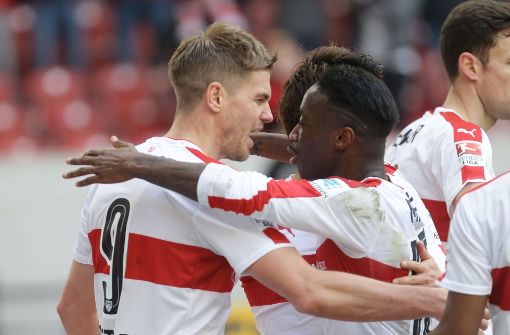 Simon Terodde (links) Carlos Mané jubeln über den Sieg des VfB Stuttgart gegen den SV Sandhausen. Foto: Pressefoto Baumann