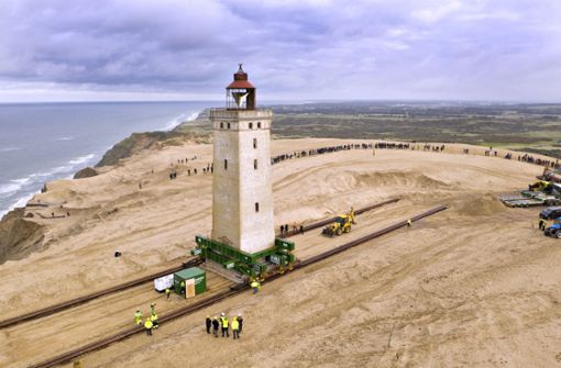 Mittels Schienen wurde der 120 Jahre alte Leuchtturm bewegt. Foto: dpa/Hans Ravn