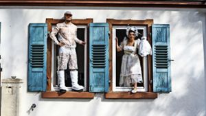 Zurück zum Fenster: Die Models und Studenten von der Freien Kunstakademie Nürtingen präsentieren ihre Mode aus Gardinenstoffen im Fenster. Foto: Freie Kunstakademie Nürtingen