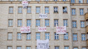 Mieter in der Karl-Marx-Allee in Berlin hatten gegen den Verkauf der Wohnungen an einen Privatkonzern protestiert. Foto: dpa