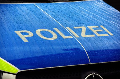 Die Stuttgarter Polizei sucht den Fahrer eines roten Fahrzeugs (Symbolbild). Foto: imago images/Bonnfilm/Sepp Spiegl