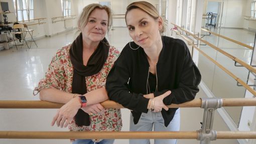 Natalie Biedermann (rechts) wird in Zukunft die Tanzschule von Sabine Bloehs übernehmen. Foto: Simon Granville