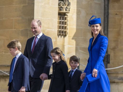 Auf dem Weg zum Ostergottesdienst 2023 präsentierten sich William und Kate mit ihren Kindern in abgestimmter blauer Kleidung. Dieses Jahr werden sie wohl fehlen. Foto: IMAGO/Cover-Images