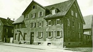 1963 sah das einst herrschaftliche Wohnhaus Jakob Briems nicht mehr attraktiv aus.  Aktuell wird die Fassade des Hauses erneuert. Foto: Stadtarchiv Filderstadt