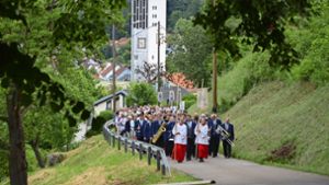 Von der Wernauer Kirche Sankt Erasmus zogen die Gläubigen hinaus in die freie Natur und zum Lindenkreuz. Foto: /Philipp Braitinger