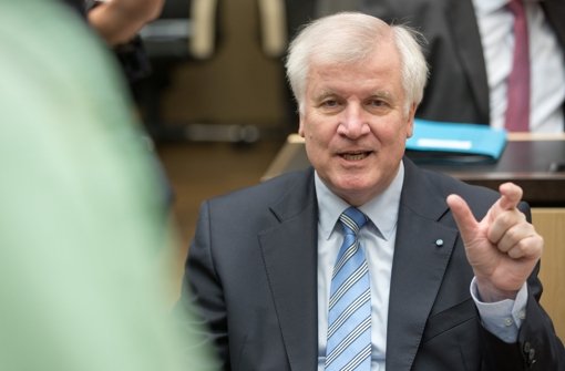 Bayerns Ministerpräsident Horst Seehofer ist gar nicht erfreut über ein Interview seines Verkehrsministers. Foto: dpa