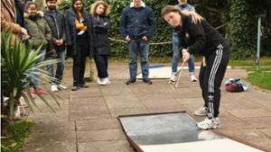 Weltmeisterin Sarah Schumacher demonstriert, wie der Ball auch mittels Vorbande den Weg ins Loch finden kann. Foto: Günter  Bergmann