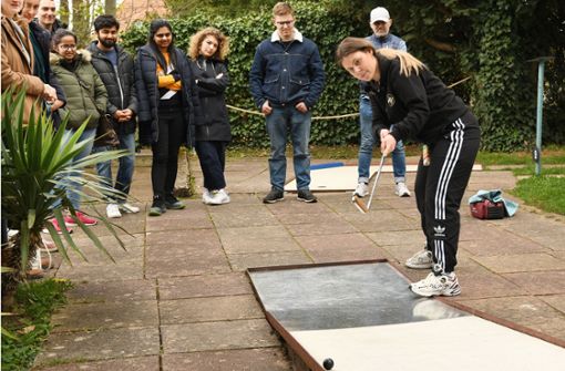 Weltmeisterin Sarah Schumacher demonstriert, wie der Ball auch mittels Vorbande den Weg ins Loch finden kann. Foto: Günter  Bergmann