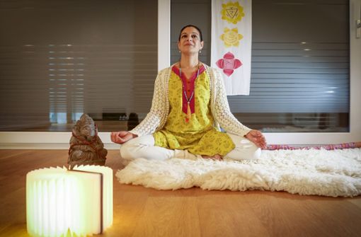 Die Meditation  gehört zu Christine Fischers Alltag. Foto: Simon Granville