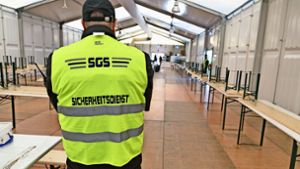 Von März an sollen die Sicherheitsleute nur noch von 16 Uhr bis 2 Uhr morgens im Flüchtlingszelt auf dem Bernhausener Festplatz vor Ort sein. Foto: dpa