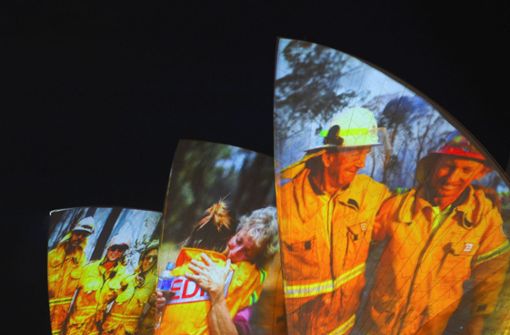 Die  Oper in Sydney hat  ihre Unterstützung für die Betroffenen der australischen Buschbrände und die Helfer gezeigt. Foto: dpa/Paul Braven