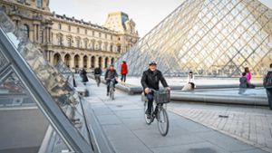 Der Platz vor dem Louvre, Frankreichs größtem Museum, ist schon lange autofrei. Doch mittlerweile kann man große Teile von Paris mit dem Rad erkunden – was nicht nur Landesverkehrsminister Winfried Hermann (vorne) beeindruckt. Foto: Staatsministerium/Jana Hoeffner