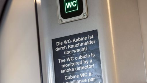 In der Zugtoilette gab es offenbar kein Toilettenpapier. Ein Fahrgast löste daraufhin den Notruf aus (Symbolbild). Foto: IMAGO/Arnulf Hettrich/IMAGO/Arnulf Hettrich