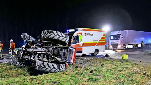 Der Traktor kippte nach der Kollision um. Foto: 7aktuell.de/Kevin Lermer