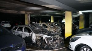 Fünf Autos sind bei dem Brand total zerstört worden. Foto: SDMG/Woelfl