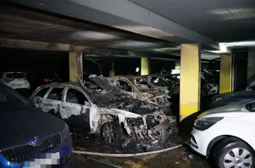Fünf Autos sind bei dem Brand total zerstört worden. Foto: SDMG/Woelfl