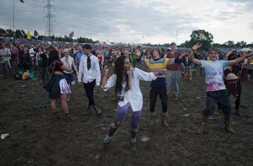 Das nasse Wetter konnte die Fans beim Glastonbury-Festival nicht vom Feiern abhalten. Foto: dpa
