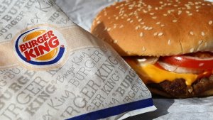 Der Burger kommt an die Haustür - Burger King weitet seinen Lieferservice aus. Foto: dpa