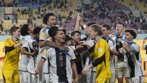 Die deutschen Nachwuchsfußballer feiern in Indonesien den Gewinn des WM-Titels Foto: dpa